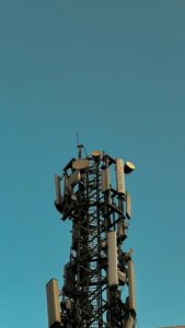 Sixth-generation wireless connectivity and the possibility of real-time social media streaming in the year 2025