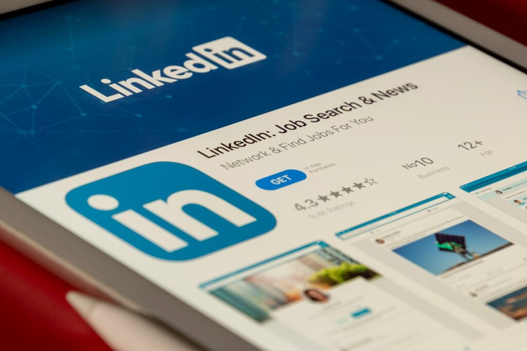 B2B Content’s "Human Era": Why LinkedIn Decision-Makers Are Prioritizing Opinion Threads Over Corporate Ads