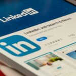 B2B Content’s “Human Era”: Why LinkedIn Decision-Makers Are Prioritizing Opinion Threads Over Corporate Ads
